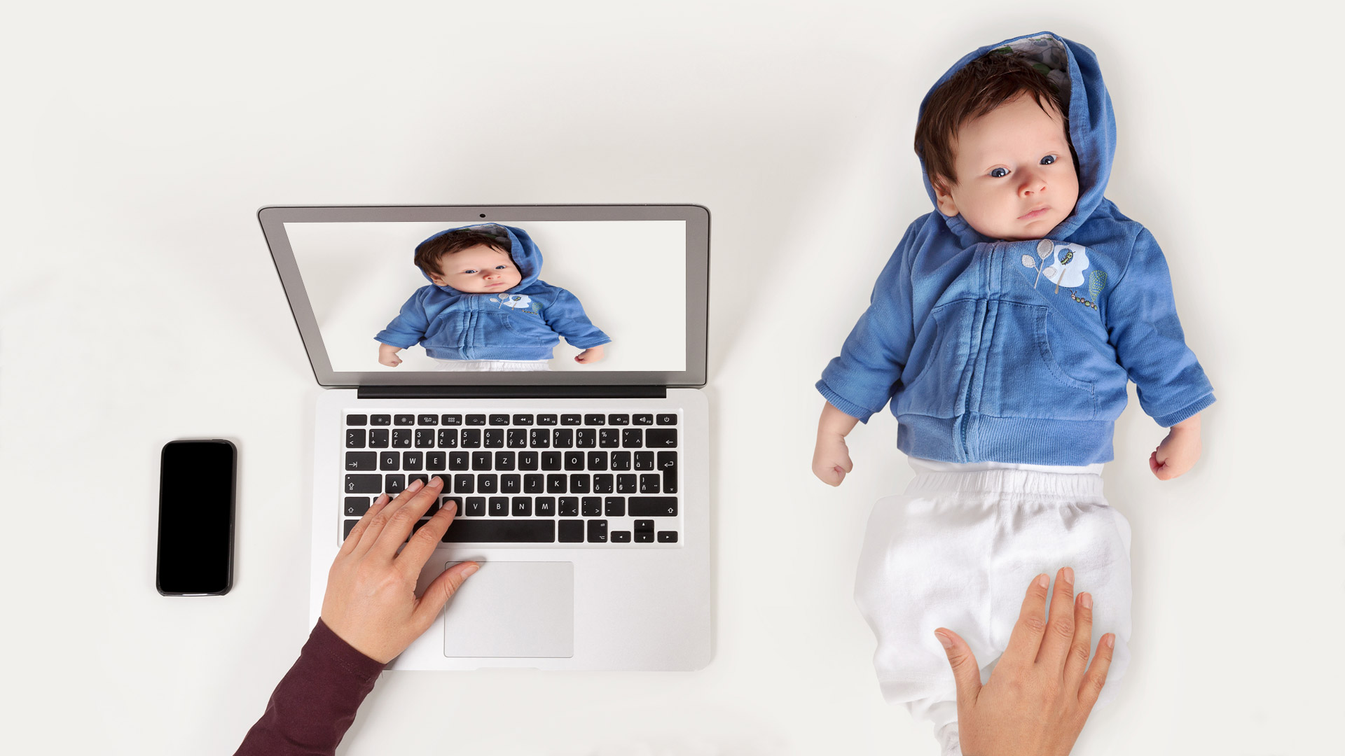 Baby fotograferet liggende til pasfoto